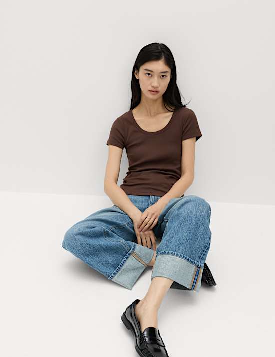 Tričko &uacute;zk&eacute;ho střihu s ov&aacute;ln&yacute;m v&yacute;střihem a vysok&yacute;m pod&iacute;lem bavlny