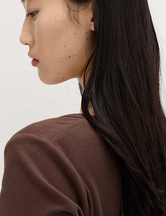 Tričko &uacute;zk&eacute;ho střihu s ov&aacute;ln&yacute;m v&yacute;střihem a vysok&yacute;m pod&iacute;lem bavlny