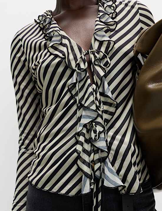 Pruhovan&aacute; halenka s v&yacute;střihem do V a vol&aacute;ny