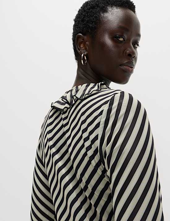 Pruhovan&aacute; halenka s v&yacute;střihem do V a vol&aacute;ny