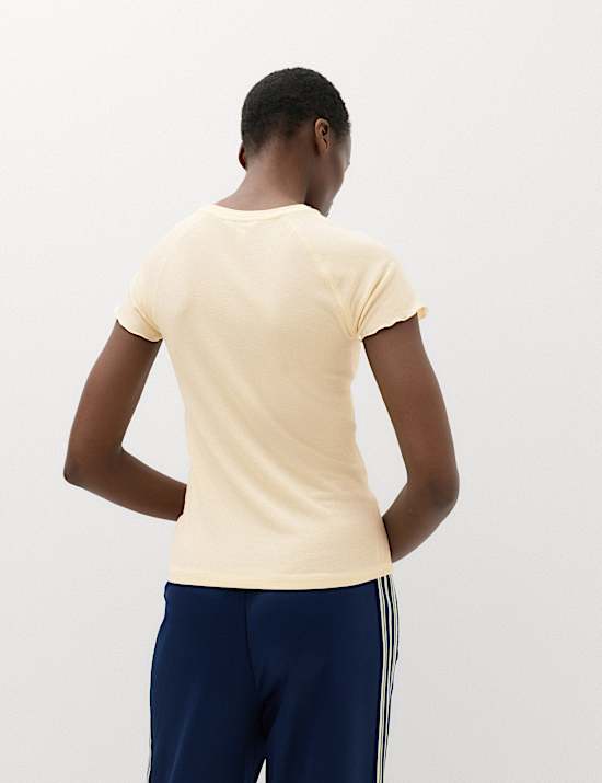 Camiseta de manga corta con borde ondulado