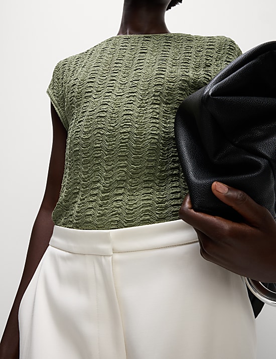 חולצה עם שרוול קצר וטקסטורה