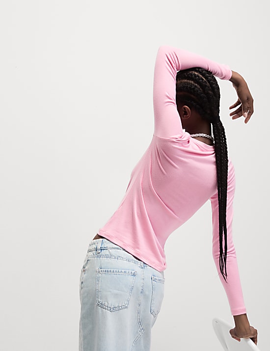 Pohodln&yacute; top &uacute;zk&eacute;ho střihu s v&yacute;střihem ke krku