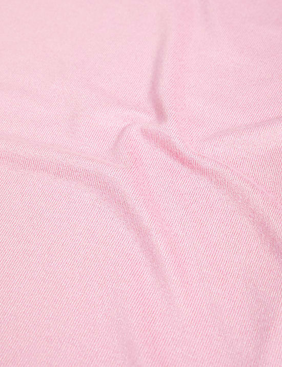 Pohodln&yacute; top &uacute;zk&eacute;ho střihu s v&yacute;střihem ke krku