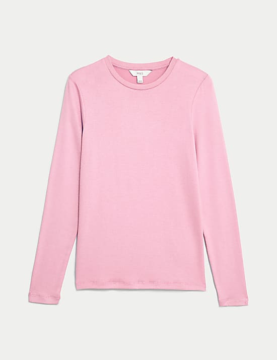 Pohodln&yacute; top &uacute;zk&eacute;ho střihu s v&yacute;střihem ke krku