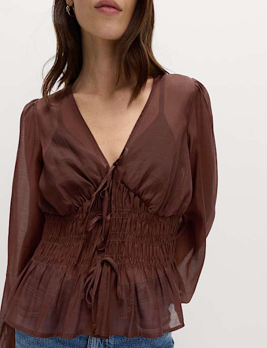 Bluse mit hohem Lyocell-Anteil, V-Ausschnitt und Raffungen