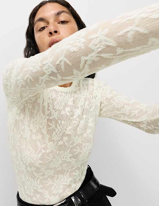 Květovaný top s lodičkovým výstřihem a dlouhými rukávy