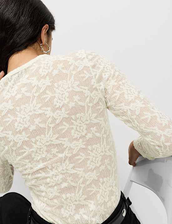 Květovaný top s lodičkovým výstřihem a dlouhými rukávy