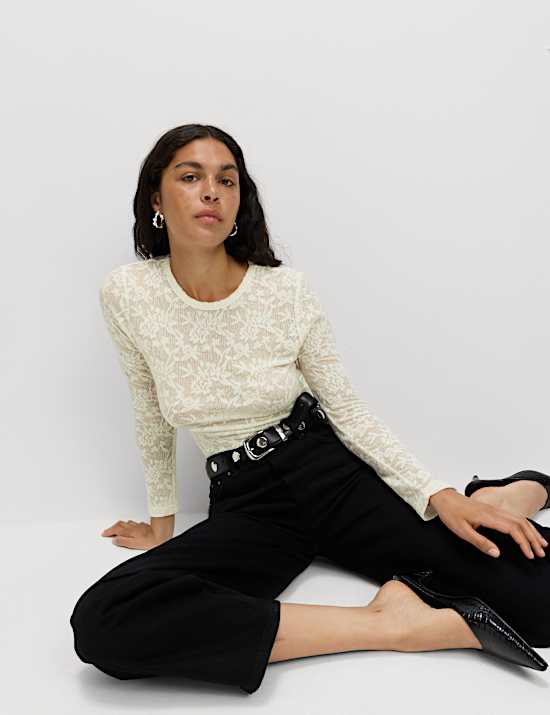 Květovaný top s lodičkovým výstřihem a dlouhými rukávy