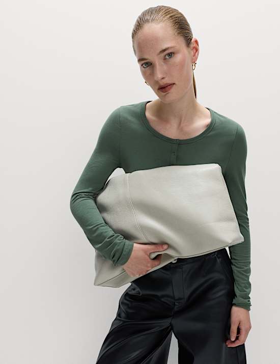 Stückgefärbtes Henley-Oberteil mit hohem Baumwollanteil