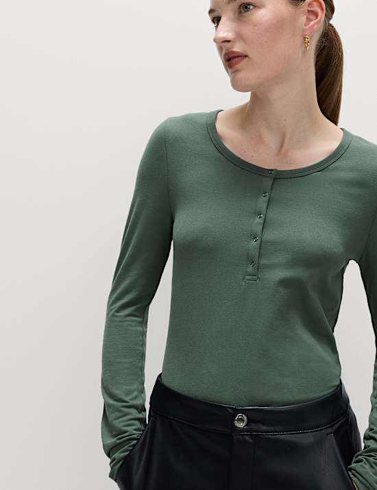 Stückgefärbtes Henley-Oberteil mit hohem Baumwollanteil