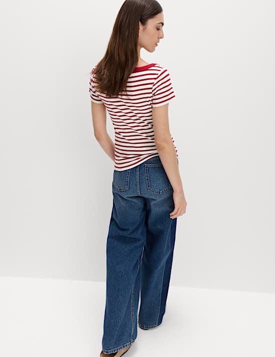 Geripptes T-Shirt mit hohem Baumwollanteil und U-Boot-Ausschnitt