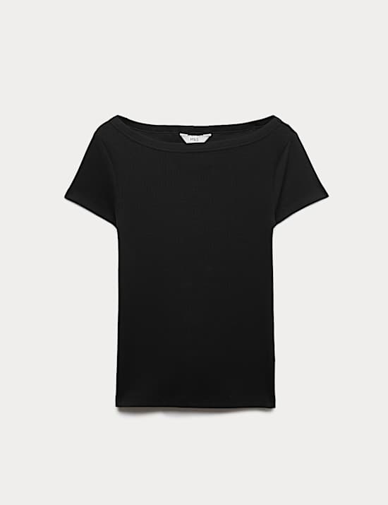 Prążkowana koszulka z prostym dekoltem z przewagą bawełny