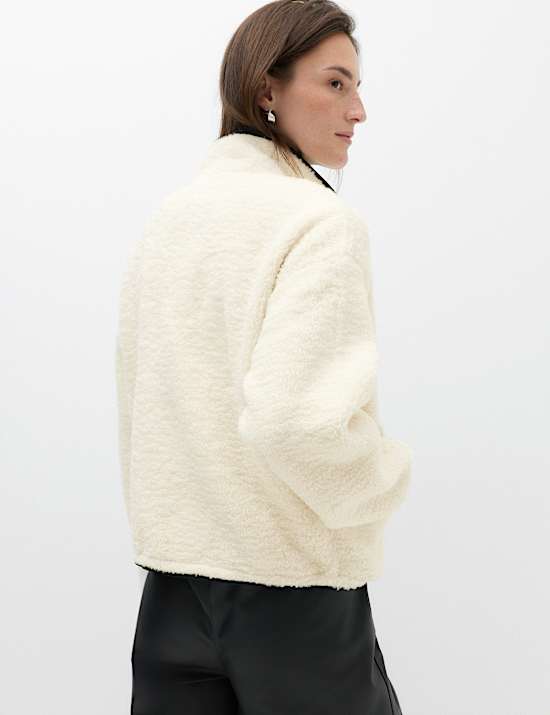 Sweat-shirt imitation peau de mouton &agrave; coutures contrast&eacute;es et fermeture zipp&eacute;e &agrave; mi-hauteur