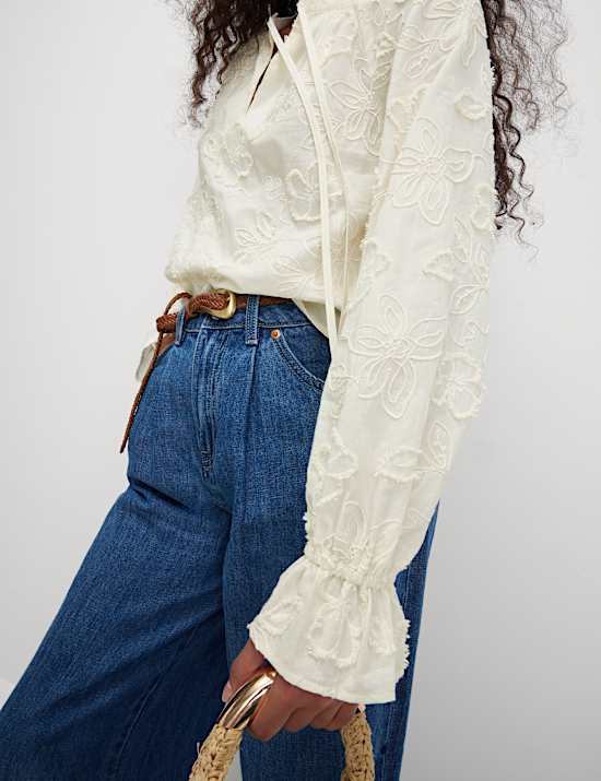 Bluse aus reiner Baumwolle mit Bindekragen und Applikation