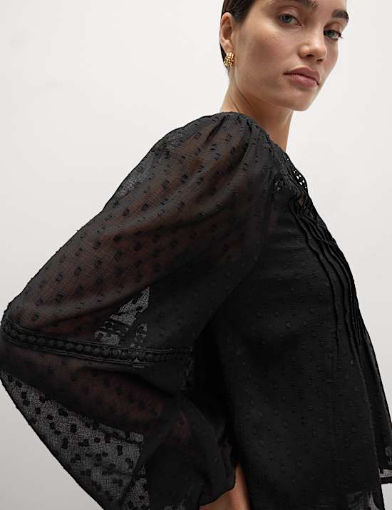 Strukturierte Langarm-Bluse aus Ratière mit V-Ausschnitt