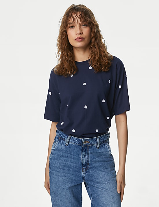 Vy&scaron;&iacute;van&eacute; květovan&eacute; tričko hranat&eacute;ho střihu z&nbsp;čist&eacute; bavlny