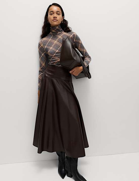 Schmal geschnittenes Langarmoberteil mit Trichterkragen und Wollanteil