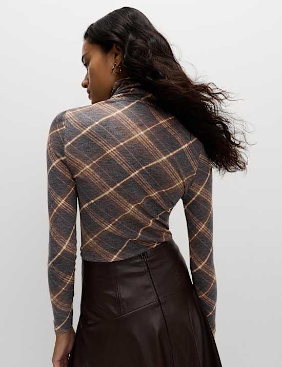 Schmal geschnittenes Langarmoberteil mit Trichterkragen und Wollanteil