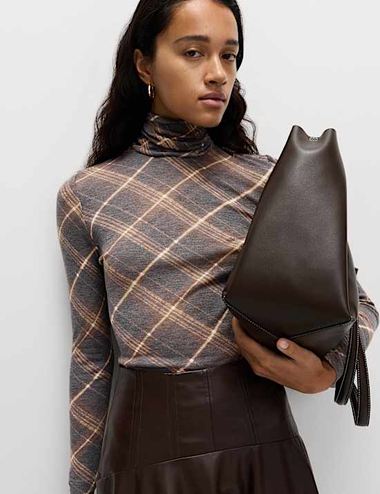 Schmal geschnittenes Langarmoberteil mit Trichterkragen und Wollanteil