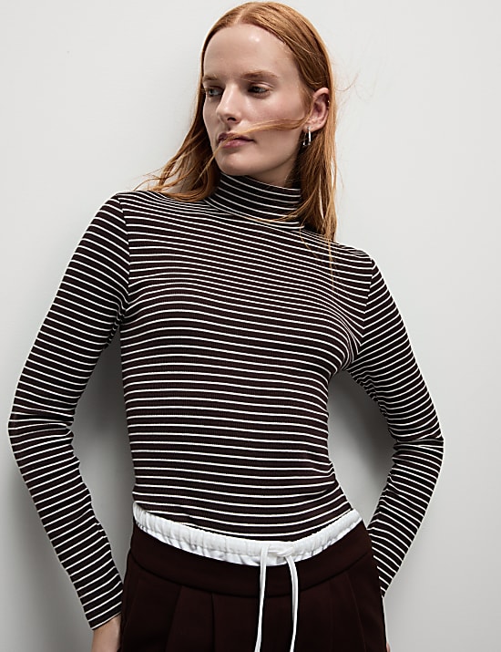 Proužkovan&yacute; top se stoj&aacute;čkem a&nbsp;vysok&yacute;m pod&iacute;lem bavlny