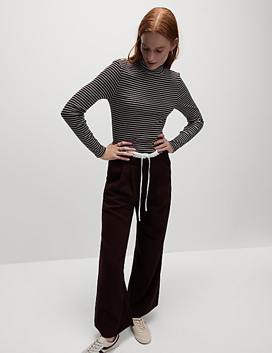 Proužkovan&yacute; top se stoj&aacute;čkem a&nbsp;vysok&yacute;m pod&iacute;lem bavlny