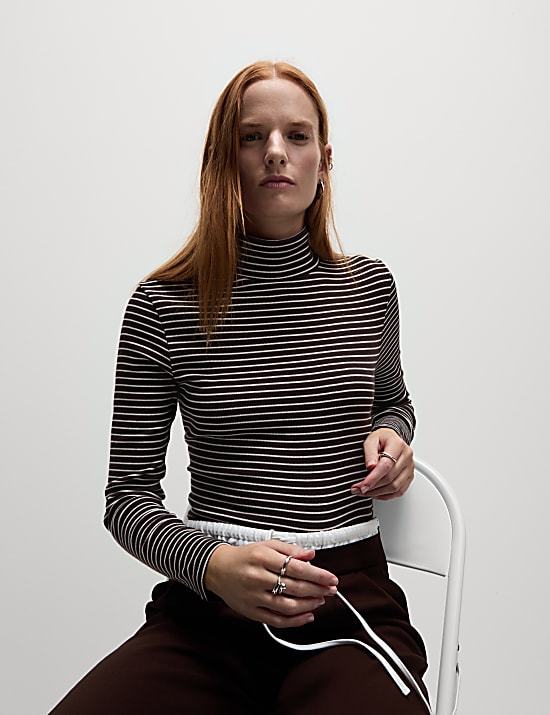 Proužkovan&yacute; top se stoj&aacute;čkem a&nbsp;vysok&yacute;m pod&iacute;lem bavlny