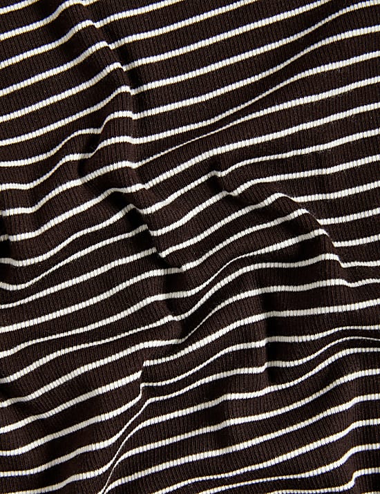 Proužkovan&yacute; top se stoj&aacute;čkem a&nbsp;vysok&yacute;m pod&iacute;lem bavlny