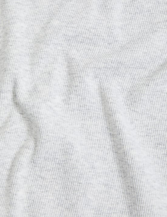 חולצה ארוגה בגזרה צרה מבד עשיר בכותנה