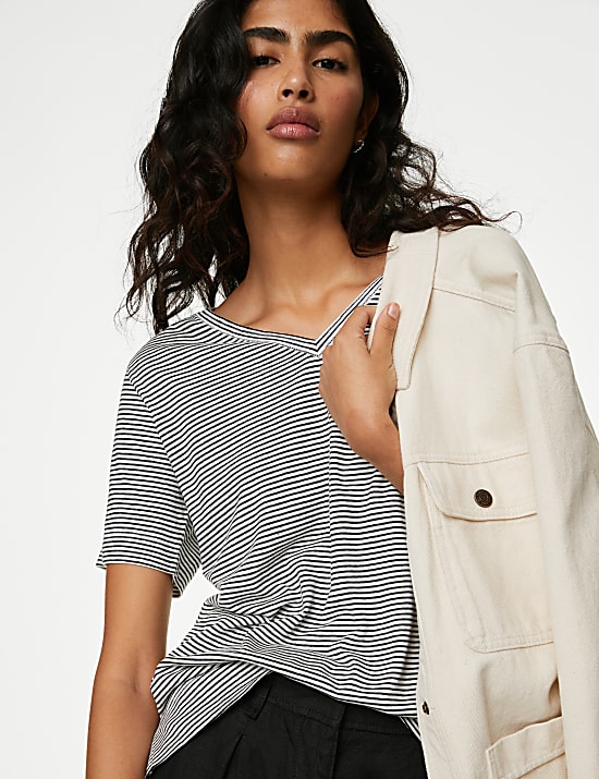 Gestreiftes Oberteil aus Leinenmischgewebe mit V-Ausschnitt