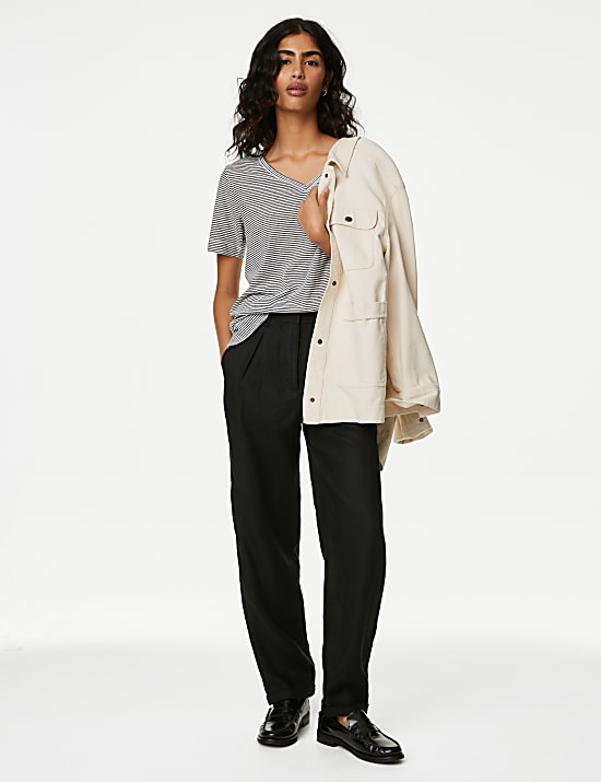 Gestreiftes Oberteil aus Leinenmischgewebe mit V-Ausschnitt