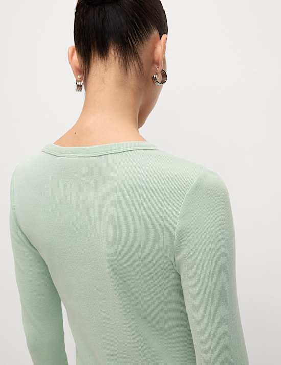 Geripptes, stückgefärbtes Oberteil mit hohem Baumwollanteil