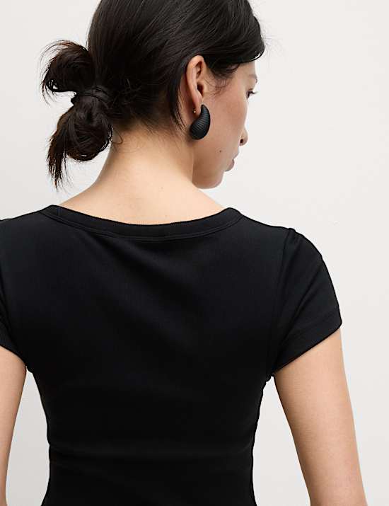 Top úzkého střihu s vysokým podílem bavlny, s technologií Secret Support