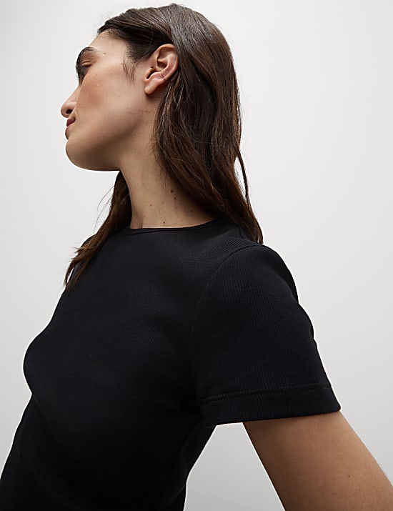 T-Shirt &sigma;&epsilon; &sigma;&tau;&epsilon;&nu;ή &gamma;&rho;&alpha;&mu;&mu;ή, &mu;&epsilon; &rho;&iota;&mu;&pi; ύ&phi;&alpha;&nu;&sigma;&eta; &kappa;&alpha;&iota; &upsilon;&psi;&eta;&lambda;ή &pi;&epsilon;&rho;&iota;&epsilon;&kappa;&tau;&iota;&kappa;ό&tau;&eta;&tau;&alpha; &sigma;&epsilon; &beta;&alpha;&mu;&beta;ά&kappa;&iota;