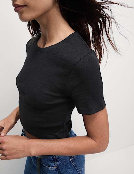 חולצת טי קרופ בגזרה צרה מכותנה טהורה