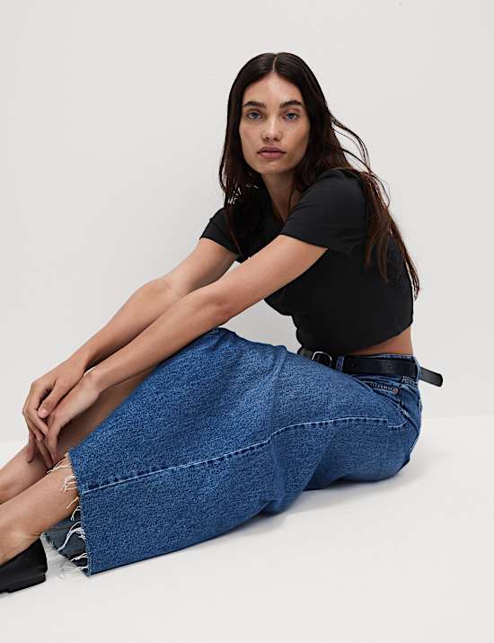 חולצת טי קרופ בגזרה צרה מכותנה טהורה