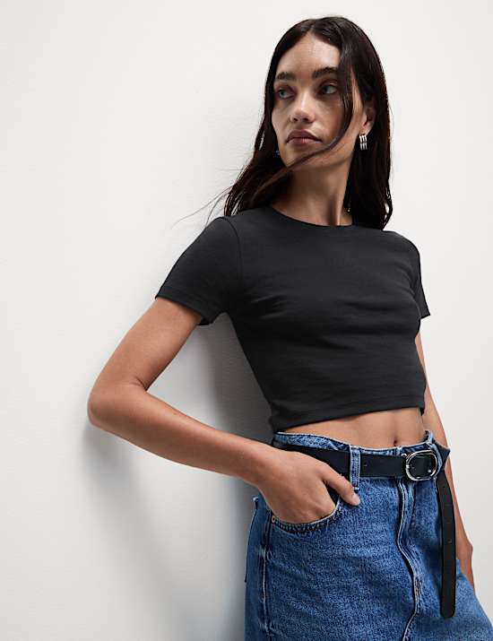 חולצת טי קרופ בגזרה צרה מכותנה טהורה