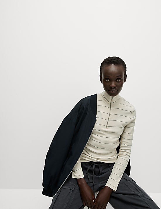 Pruhovan&yacute; top s&nbsp;kr&aacute;tk&yacute;m zipem u&nbsp;krku, s&nbsp;vysok&yacute;m pod&iacute;lem bavlny