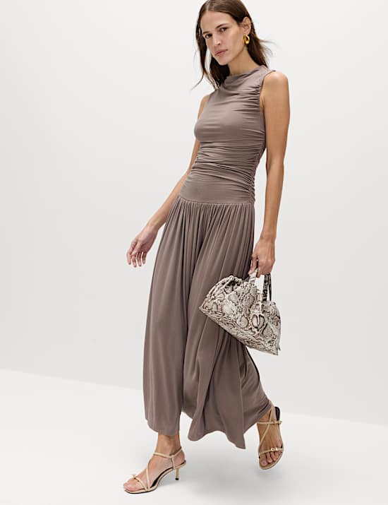 שמלת סקייטר מידקסי מבד ג'רסי בעיצוב נשפך ללא שרוולים