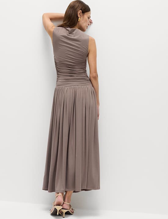 שמלת סקייטר מידקסי מבד ג'רסי בעיצוב נשפך ללא שרוולים