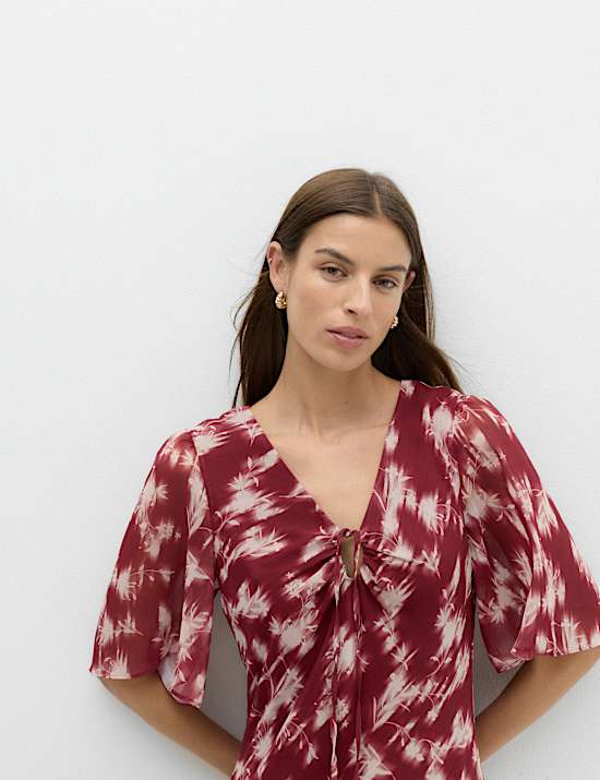 Robe midi avec col en V &agrave; nouer en mousseline florale