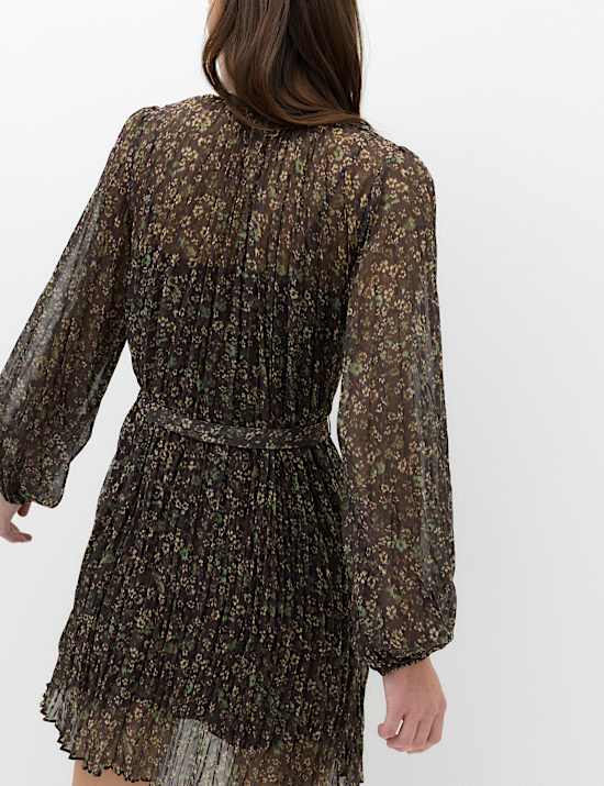 Robe courte &agrave; col cravate et motif fleuri, ajust&eacute;e &agrave; la taille