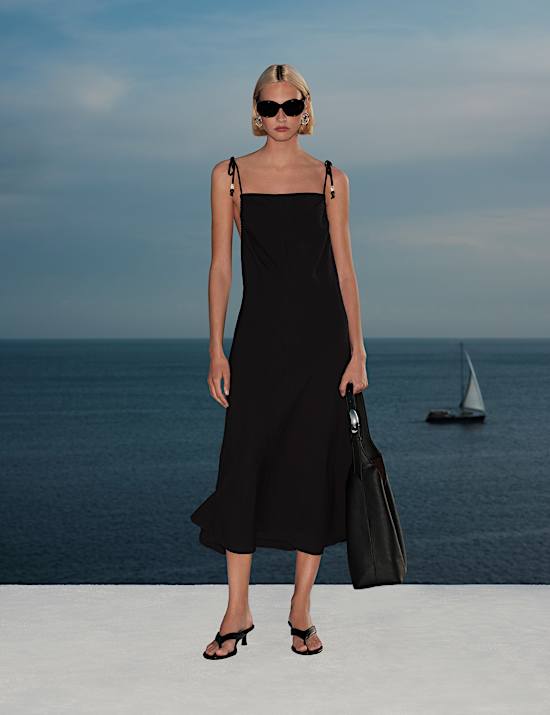 Robe midi coupe droite &agrave; encolure carr&eacute;e, bretelles et perles