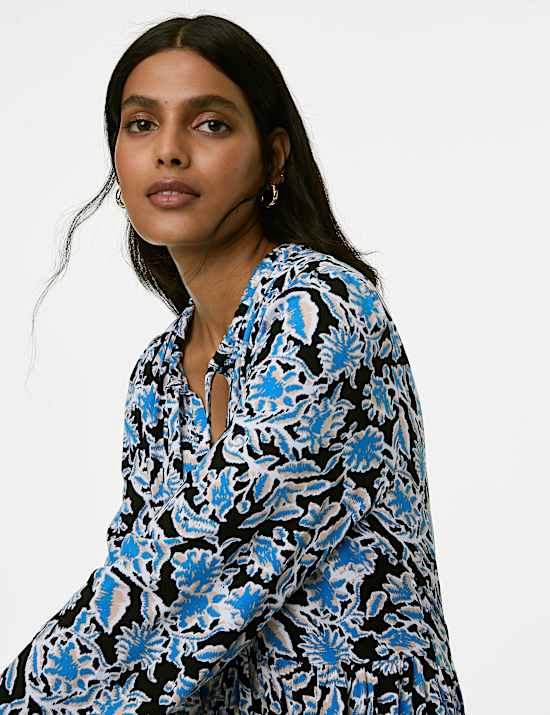 Ruimvallende mini-jurk met strikkraag en print