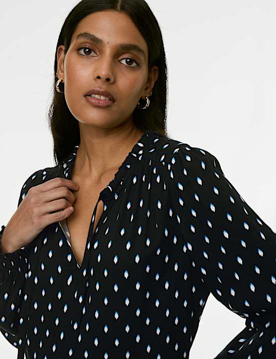 Ruimvallende mini-jurk met strikkraag en print