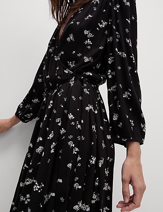 שמלת מעטפת באורך הברך עם צווארון וי והדפס