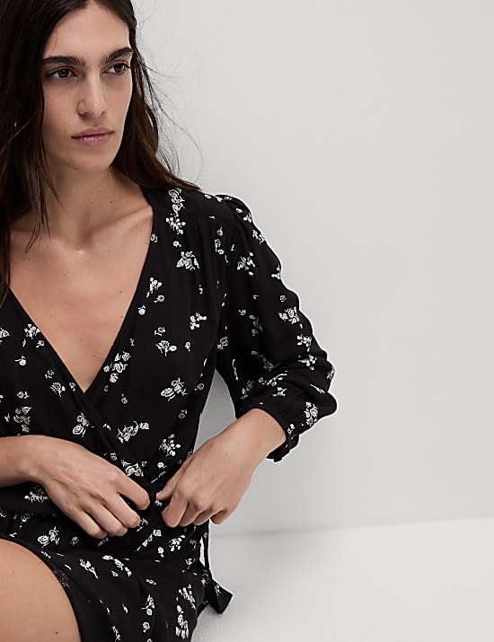 שמלת מעטפת באורך הברך עם צווארון וי והדפס