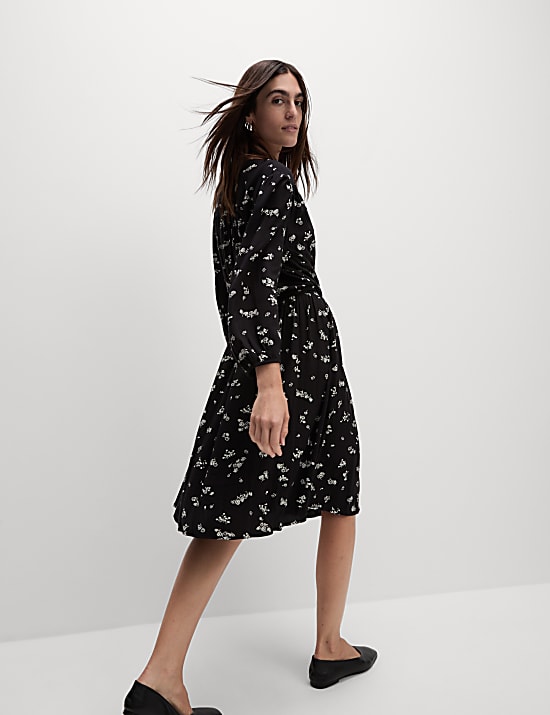 שמלת מעטפת באורך הברך עם צווארון וי והדפס