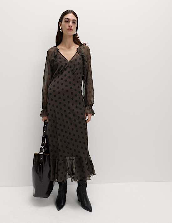 Punt&iacute;kat&eacute; midaxi &scaron;aty s v&yacute;střihem do V a vol&aacute;nky