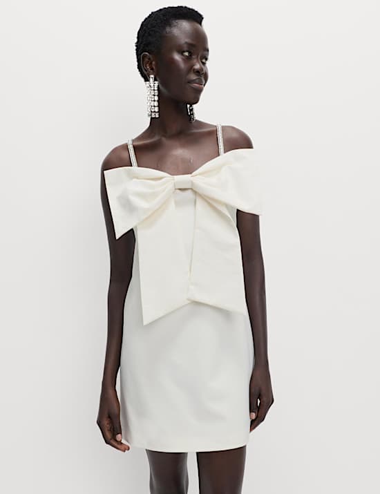 Gaun Mini Detail Pita dengan Hiasan